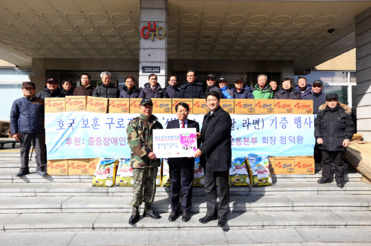 구로구는 지역 곳곳에서 어려운 이웃들을 위한 풍성한 나눔 소식이 이어지고 있다고 21일 밝혔다. 중증장애인의 평생일터 행복공장만들기 운동본부(개봉1동 소재, 회장 정덕환)는 호국보훈구로경로당(가리봉동 소재) 어르신들을 위해 라면 100박스, 백미 50포 등 300만원 상당의 후원물품을 전달했다. 13일 구청 현관에서 이성 구청장, 행복공장만들기 운동본부 전은수 본부장, 호국보훈구로경로당 김만용 회장 등이 참석한 가운데 후원물품 전달식이 열렸다. 구로구 제공